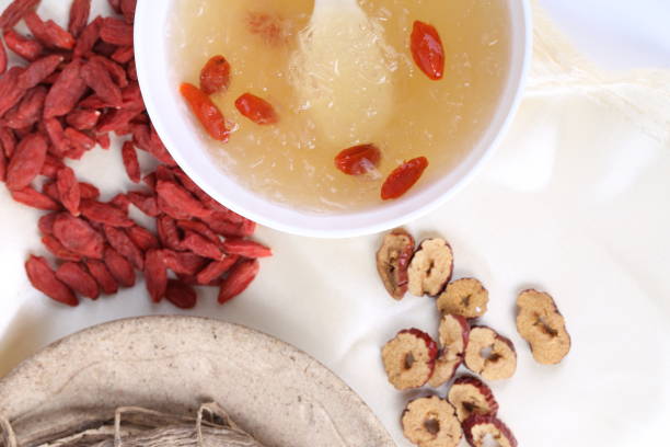 nido de pájaro comestible y goji, azufaifa. sopa de nido de pájaro, comida china tradicional - soup chinese culture herbal medicine chinese medicine fotografías e imágenes de stock