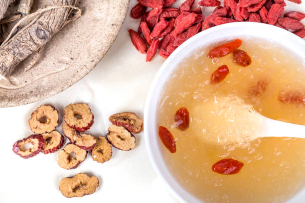 nido de pájaro comestible y goji, azufaifa. sopa de nido de pájaro, comida china tradicional - soup chinese culture herbal medicine chinese medicine fotografías e imágenes de stock