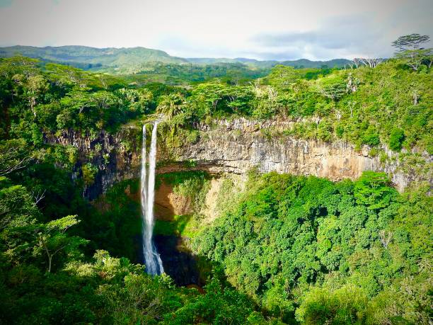 cachoeira em uma cratera - tropical rainforest tropical climate waterfall landscape - fotografias e filmes do acervo