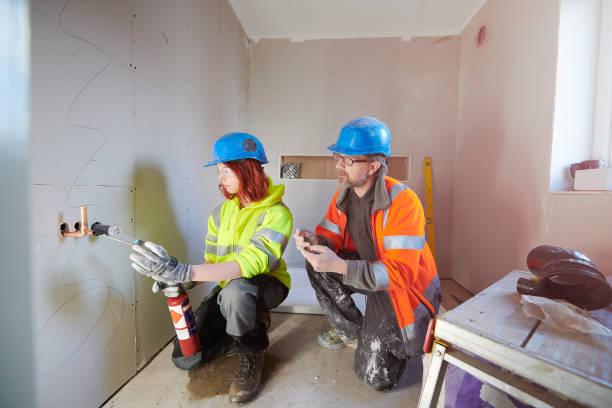 stagiaire de plomberie féminin au collège - trainee education construction worker plumber photos et images de collection