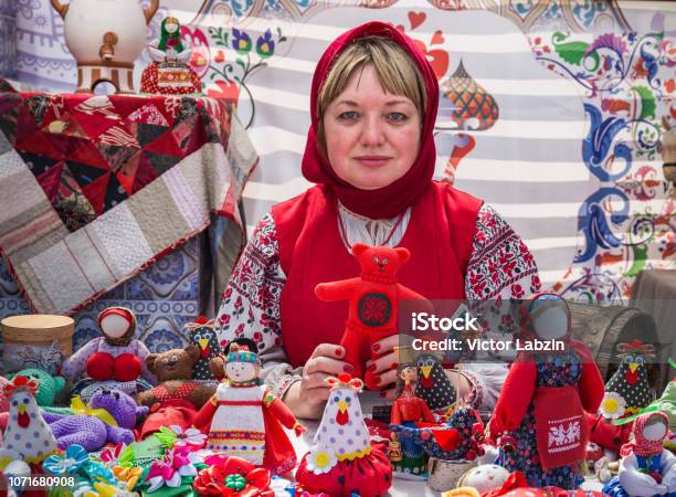 Женщина В Русском Национальном Костюме Продающие Традиционные Куклы В Парке — стоковые фотографии и другие картинки Веселье