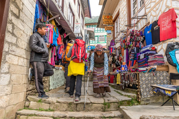 namche bazaar - octobre 2,2018 : toit de zinc coloré à namche bazar, petite ville du solukhumbu avec magasin pour des randonneurs viennent à la randonnée dans la région de l’everest au népal - namche bazaar photos et images de collection
