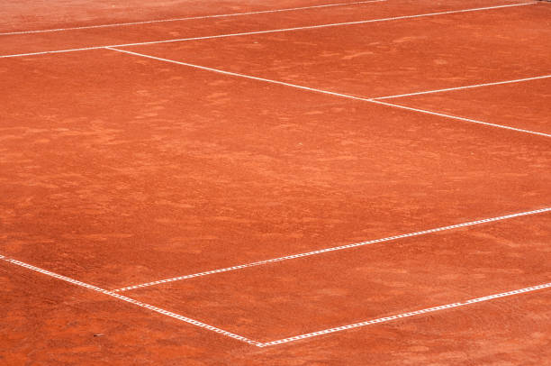 parte della superficie del campo da tennis in argilla rossa - baseline foto e immagini stock