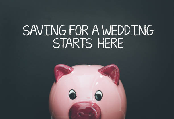 épargner pour un mariage commence ici - piggy bank currency savings finance photos et images de collection
