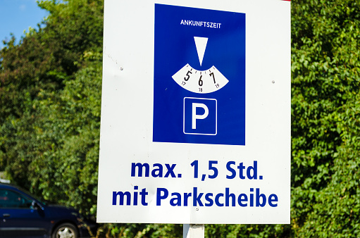 Parking sign with symbol for parking disc for short parker