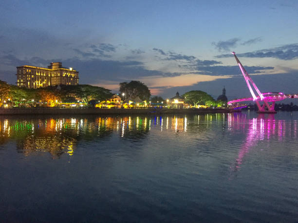 colorido com reflexo da ponte de darul dana em kuching, sarawak, malásia, ao pôr do sol. - sarawak state - fotografias e filmes do acervo