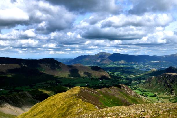 istock The ridgeline of High Crags and Scope End 1071738392