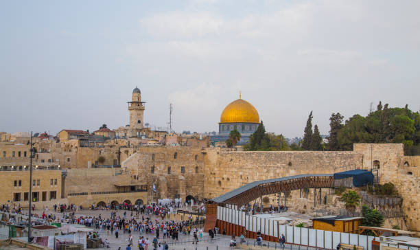 vista de la ciudad vieja en el muro de los lamentos y el monte del templo en jerusalén, israel. - the western wall wall east city fotografías e imágenes de stock