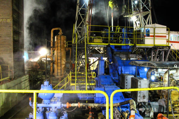 흐린 날에 지 열 잘 플랫폼 및 장비 드릴링 - exploration industry oil industry drill bit 뉴스 사진 이미지