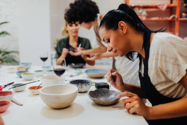 陶芸ワーク ショップ - potter small business pottery happiness ストックフォトと画像