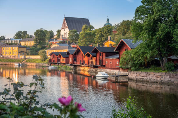 paisaje de la hermosa ciudad con río idílico y edificios antiguos en las noches de verano en porvoo, finlandia - famous place nordic countries nature outdoors fotografías e imágenes de stock