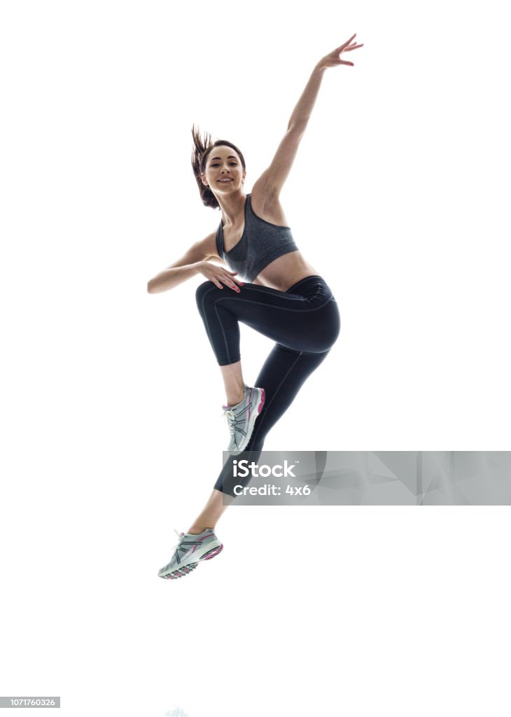 Anmutig schöne sportliche Frau in der Luft - Lizenzfrei Frauen Stock-Foto