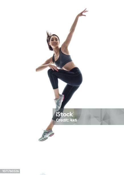 Anmutig Schöne Sportliche Frau In Der Luft Stockfoto und mehr Bilder von Frauen - Frauen, Weißer Hintergrund, Fitnesstraining