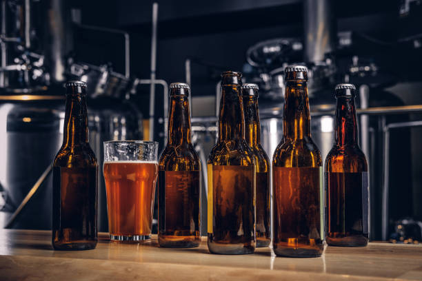 ボトルとインディーズ醸造所で木製のバーのカウンターでのクラフト ビールのグラス。 - beer bar counter bar beer glass ストックフォトと画像