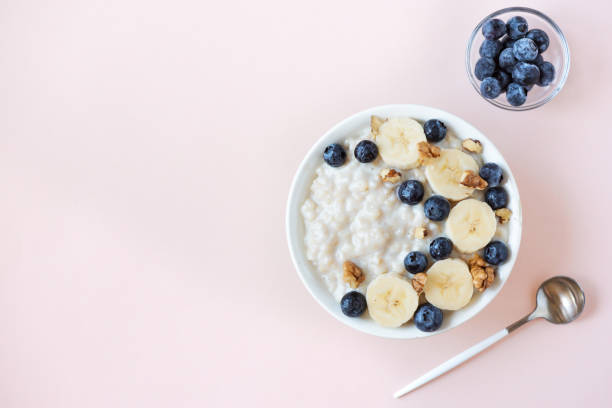 porridge di farina d'avena - oatmeal heat bowl breakfast foto e immagini stock