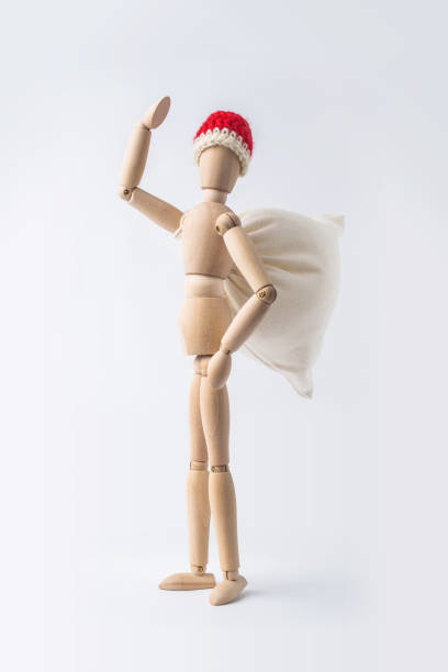 mannequin en bois santa claus avec dire salut pose - wooden mannequin photos et images de collection