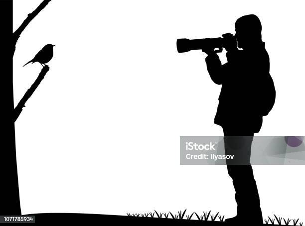 Birdwatcher Fotografa Una Silhouette Di Uccelli - Immagini vettoriali stock e altre immagini di Fotografo - Fotografo, Osservare gli uccelli, Fotografare