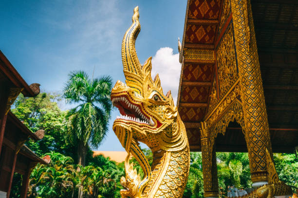 drachen-kopf-skulptur im tempel wat phra singh - wat phra sing stock-fotos und bilder