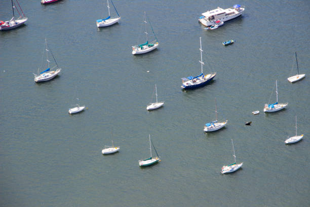 barcos na baía de guanabara, no rio de janeiro - clear sky landscape urca southeastern region - fotografias e filmes do acervo