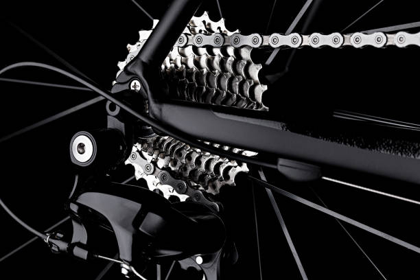 bicicleta bicicleta derailleur posterior engranaje cassette cadena detalle negro fondo oscuro - bicycle chain bicycle gear chain gear fotografías e imágenes de stock
