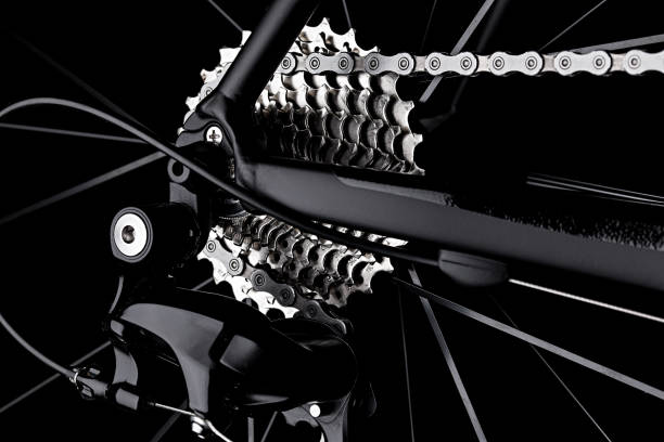 bicycle bike rear derailleur gear casette chain detail black dark background - low key imagens e fotografias de stock