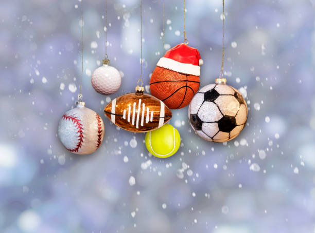 ornamenti sportivi natalizi: baseball, calcio, basket e palloni da calcio appesi su sfondo neve - hanging basket foto e immagini stock