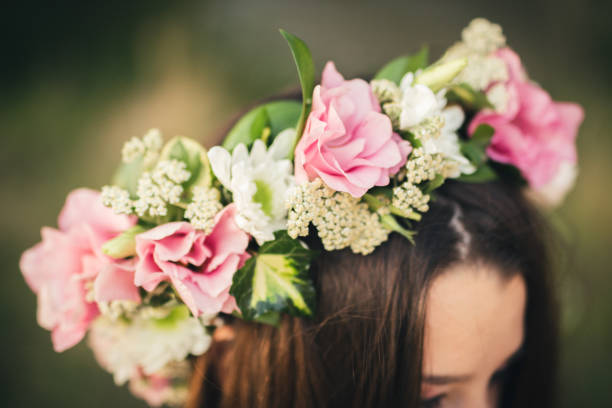 blumenarrangement auf kopf - human hair women horizontal rose petals stock-fotos und bilder