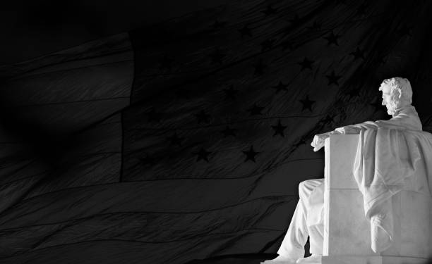estatua de lincoln y bandera americana, lincoln memorial, washington, dc. estados unidos - statue history flag sculpture fotografías e imágenes de stock