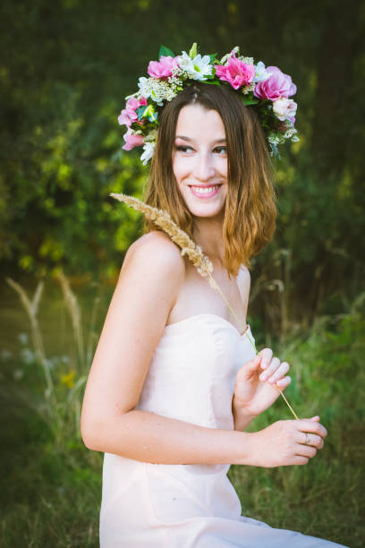 beleza com coroa de flores na natureza - fashion model women cleavage human hair - fotografias e filmes do acervo