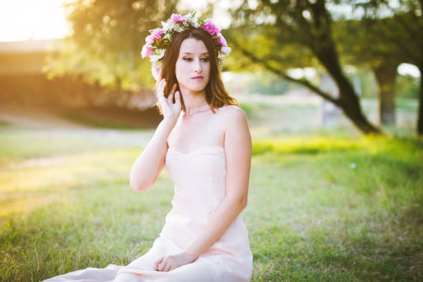 beleza com coroa de flores na natureza - fashion model women cleavage human hair - fotografias e filmes do acervo