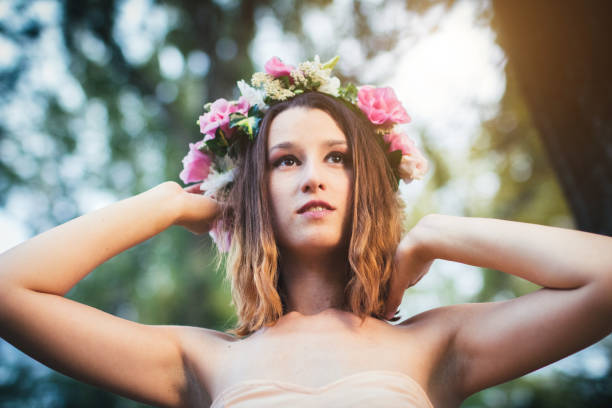 beleza com coroa de flores na natureza - fashion model women cleavage human hair - fotografias e filmes do acervo