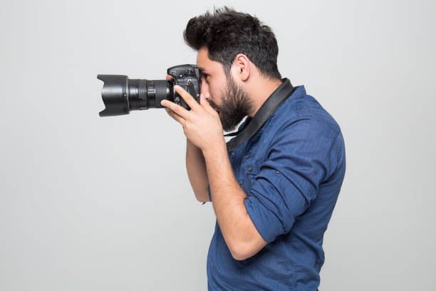 side view of hipster taking photo with dslr camera - professional photographer imagens e fotografias de stock