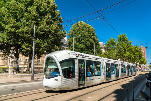 tramway alstom citadis 302 à lyon, france - alstom photos et images de collection