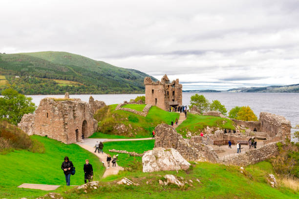 晴れた日、スコットランドのアーカート城とネス湖の景観 - urquhart castle ストックフォトと画像