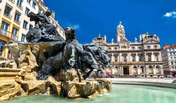 il municipio di fontaine bartholdi e lione in place des terreaux, francia - architectural styles animal horse europe foto e immagini stock