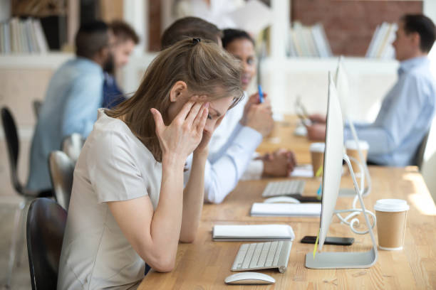 arbeitnehmerin, die mit gesundheitlichen problemen am arbeitsplatz - frustration office worker women business stock-fotos und bilder