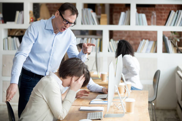 furious male employee scream at worker blaming for mistake - mau imagens e fotografias de stock