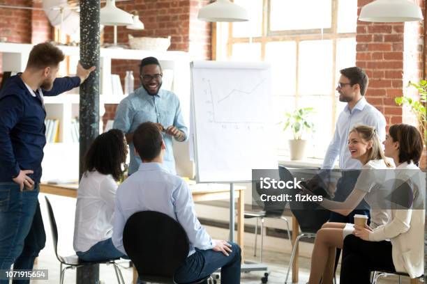 Emocionado El Entrenador Negro Hacen Presentación De Rotafolio Para Empleados Foto de stock y más banco de imágenes de Clase de formación