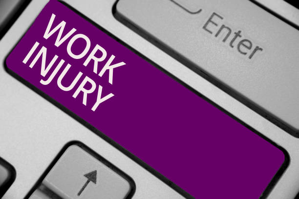 segno di testo con infortunio sul lavoro. foto concettuale incidente nel lavoro pericolo condizioni non sicure hurt trauma tastiera viola tasto intenzione creare documento di riflessione informatica computerizzato. - insurance healthcare and medicine industry damaged foto e immagini stock