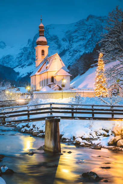 chiesa di ramsau nel crepuscolo invernale, baviera, germania - snow chapel christmas germany foto e immagini stock