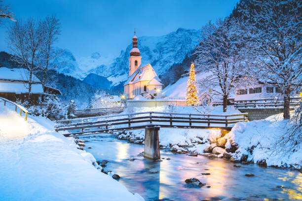 chiesa di ramsau nel crepuscolo invernale, baviera, germania - snow chapel christmas germany foto e immagini stock