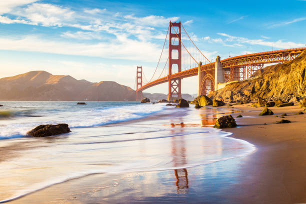 golden gate bridge o zachodzie słońca, san francisco, kalifornia, stany zjednoczone - baker beach zdjęcia i obrazy z banku zdjęć