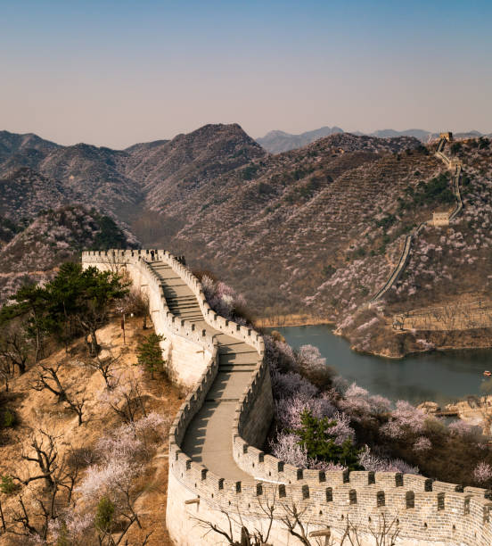 a grande muralha da china abrange um lago em huanghuacheng - huanghuacheng - fotografias e filmes do acervo
