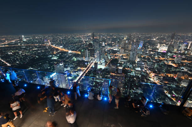 menschen mit nacht 360° panoramablick im 78. stock am king power mahanakhon gebäude - erhöhter fußgängerweg stock-fotos und bilder