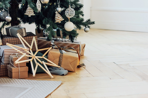 Regalos bajo el árbol de Navidad decorado, minimalista escandinavo photo