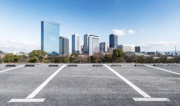 skyline panoramique et bâtiments avec le chemin vide au japon - place parking photos et images de collection