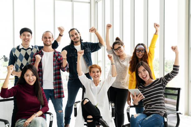 gruppo di diversity people team sorridente e allegro nel lavoro di successo in ufficio moderno. lavoro di squadra multietnico creativo che si sente felice, divertiti e impegnato con il progetto di realizzazione con il concetto di colpo di gruppo. - iberico sud europeo foto e immagini stock