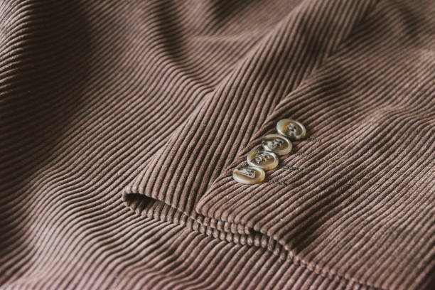 veste marron en velours côtelé manches avec quatre boutons - corduroy jacket photos et images de collection