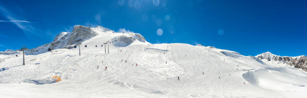 piste de ski à hintertux zillertal en autriche - panorama - large group of people flash photos et images de collection
