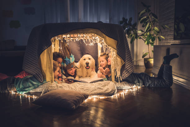 istock Storytelling in a tent at home! 1072032342
